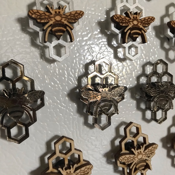Bee and Honeycomb magnets - Picture 1 of 2